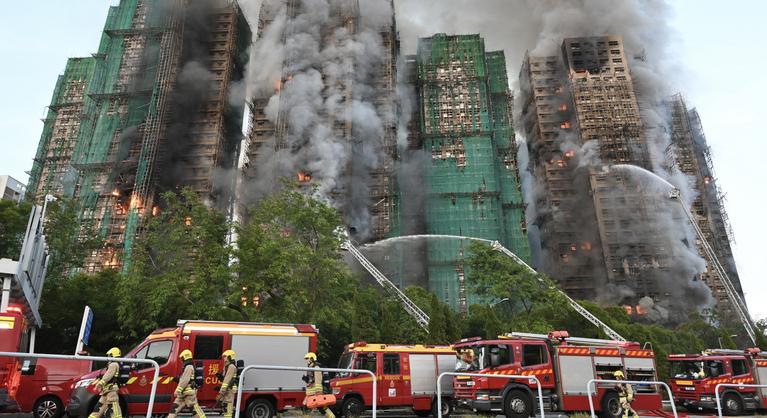 Hőséggel és romokkal dacolva küzdenek a túlélőkért, még százakat keresnek Hongkongban