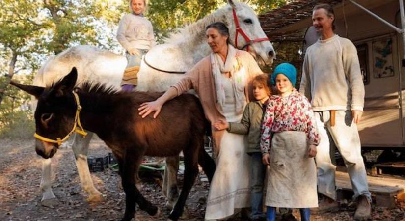 Óriási a felháborodás, amiért szétválasztottak egy erdőben élő, önellátó családot