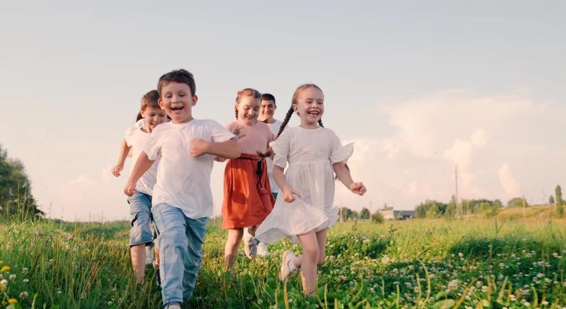 Furcsa nevelési trend terjed a szülők között