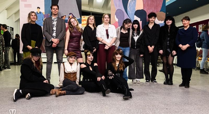 Dekoratőr szakos tanulóknak nyílt tárlata a belvárosi moziban