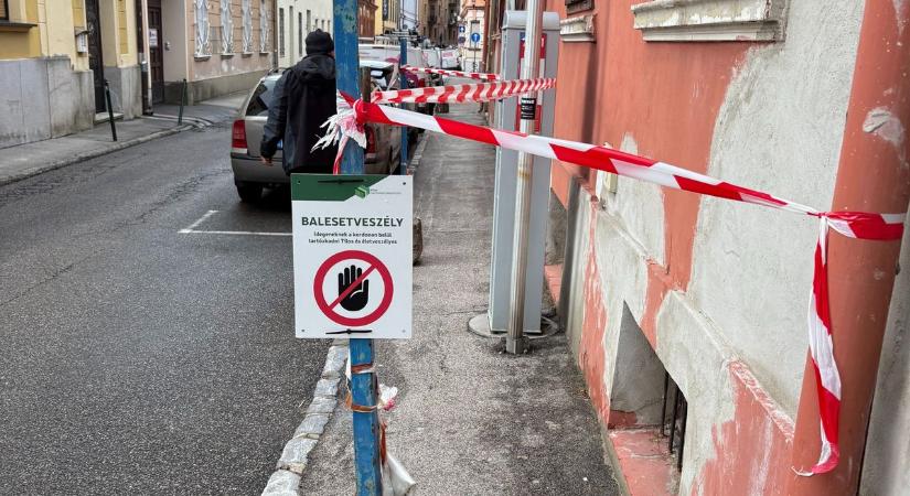 Pécsi dilemmák: a vakolat verjen fejbe vagy az autó üssön el?