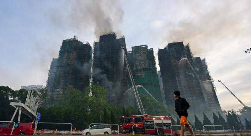 Legkevesebb 83 halottja van a hongkongi tűznek – Százakat még keresnek