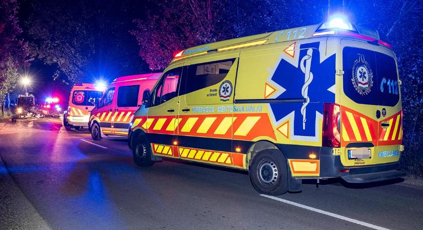 Brutális tömegkarambol Győrnél: rohant a mentő a sérültekhez