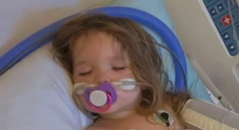 „Az egyik percben még jól volt, a másikban már nem” – két éves kislánya temetését tervezte az anyuka, miután egy puszi miatt kórházba került