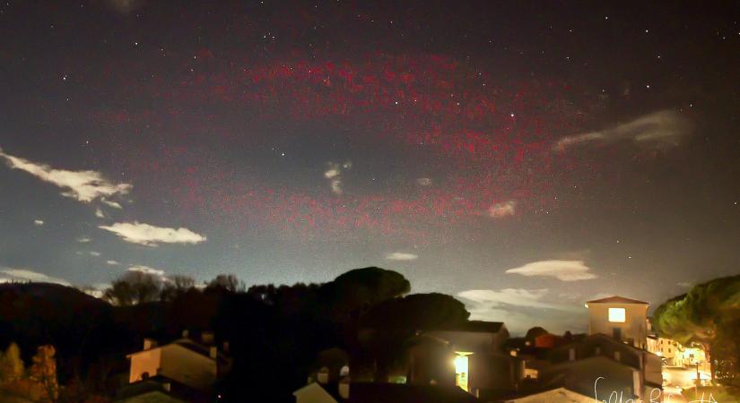 Egy furcsa, vrs fnyt fotztak le egy olasz vros fltt