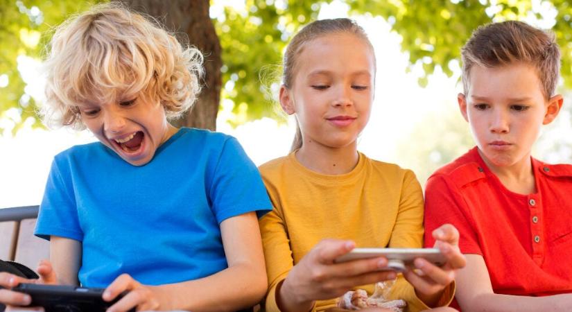 Milliókat fizetnek! Drága digitális detox táborba küldik gyerekeiket a kétségbeesett szülők