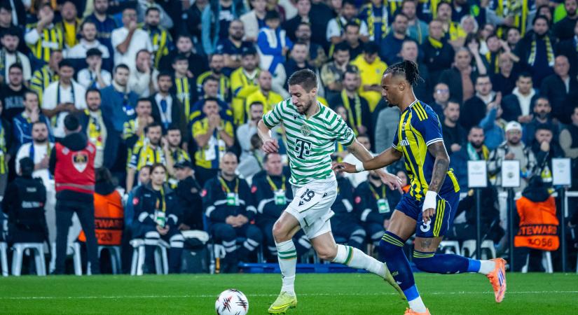 Kapufák, lefejelés, piros lapok, VAR: pontot szerzett Isztambulban a Ferencváros