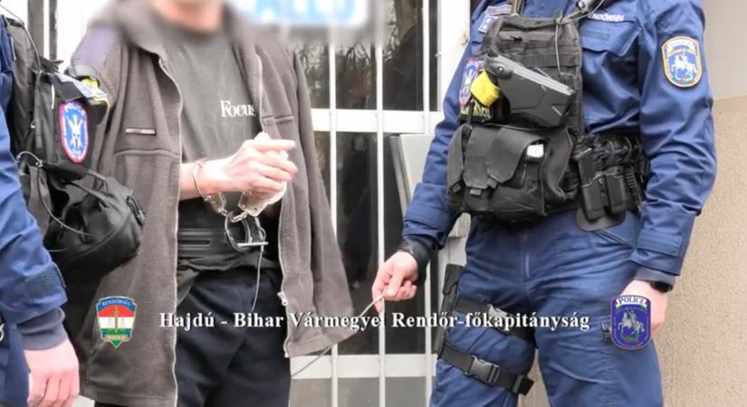 Illedelmes betörő Debrecenben: levette a cipőjét, mielőtt átkutatta a lakásokat