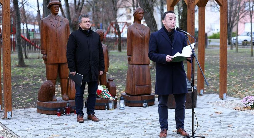 Hetven év után bocsánatot kért a polgármester a kuláküldözés áldozataitól – fotók