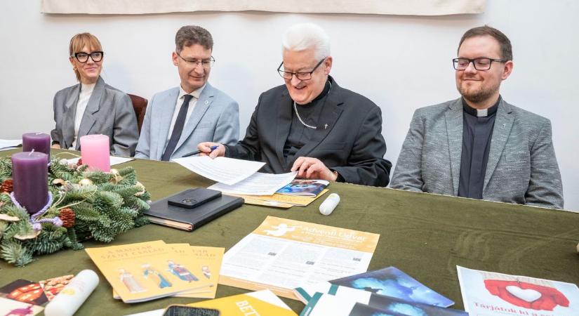 Fénybe borul Székesfehérvár: bemutatták az idei adventi programokat (galéria)