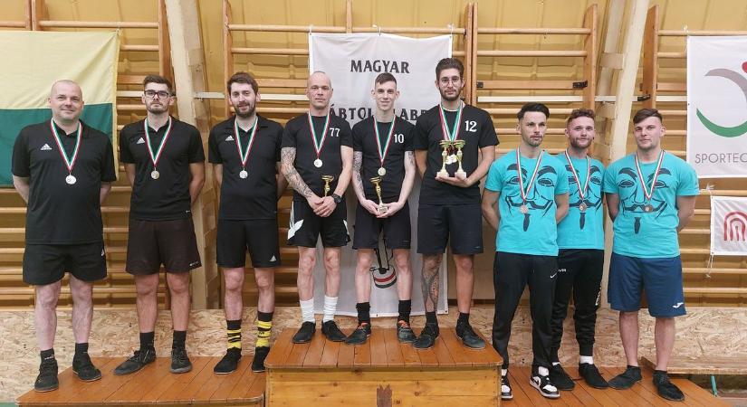 Az ob mindegyik versenyszámában a házigazda újszászi lábtoll-labdázók vitték a prímet