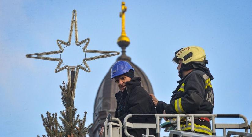 Ünnepi díszben várja az advent kezdetét a gyöngyösiek karácsonyfája