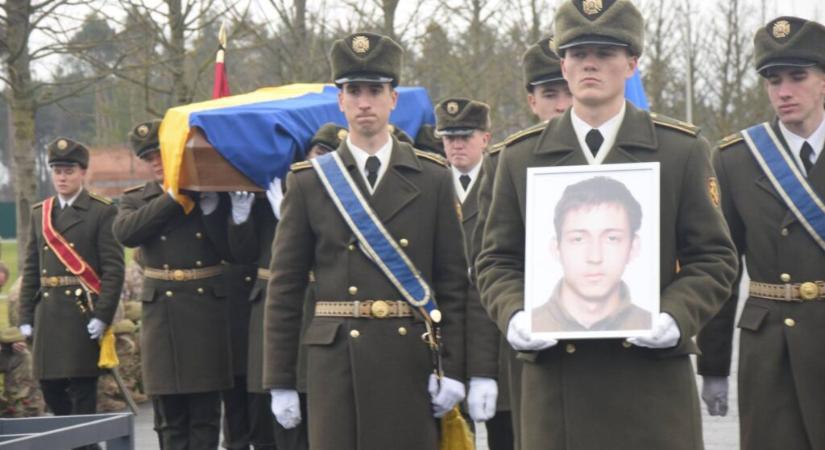 Katonai tiszteletadással temették el az ukrán hadsereg magyar katonáját Kijivben