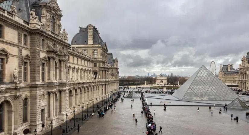 Jövőre csak borsos felárral mehetnek be a Louvre-ba a nem EU-s turisták