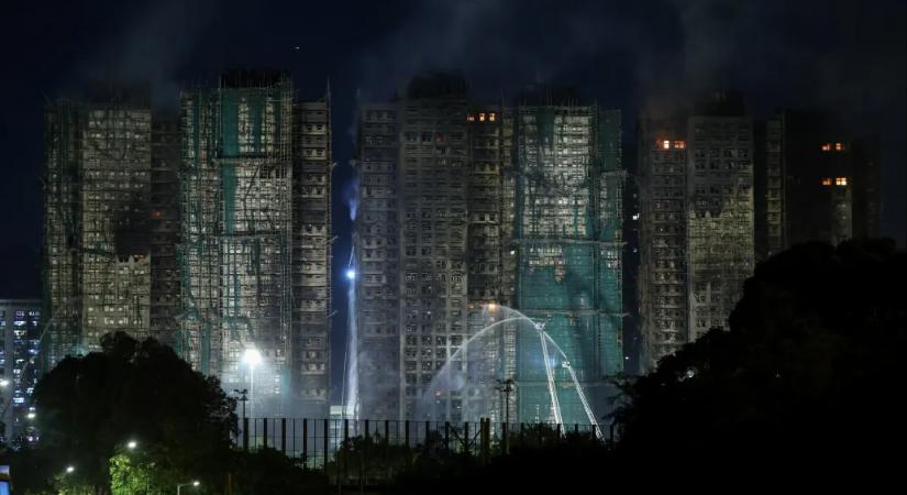 A rendőrség szerint a nem biztonságos állványzat és a habszivacs is hozzájárult a több mint 80 fő halálát okozó tűzhöz Hongkongban