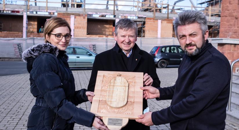 A kiskanizsai „Mákos” Feri fából faragott címert ajándékozott az épülő református ovinak (videó)