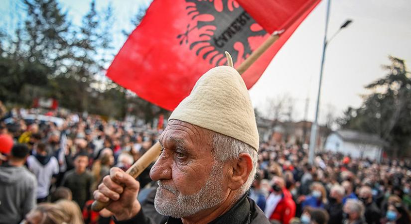 Egy a jelszónk, tartós béke…