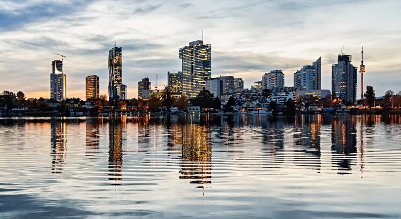 Mondunk egy folyót, melyik városon folyik keresztül?