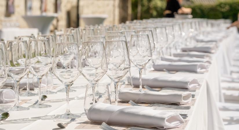 Terhességi titok miatt zárta ki nővérét a menyasszony az esküvőjéről