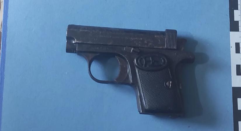 Nemcsak drog, de fegyverek is lapultak ezeknél a dílerkénél