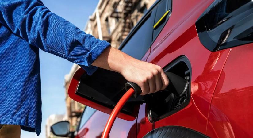 Tényleg meglépik? A britek különadót szabnak ki a villanyautókra