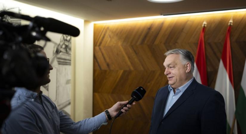 Orbán hajnalban Moszkvába menet a reptéren nyilatkozott a közmédiának