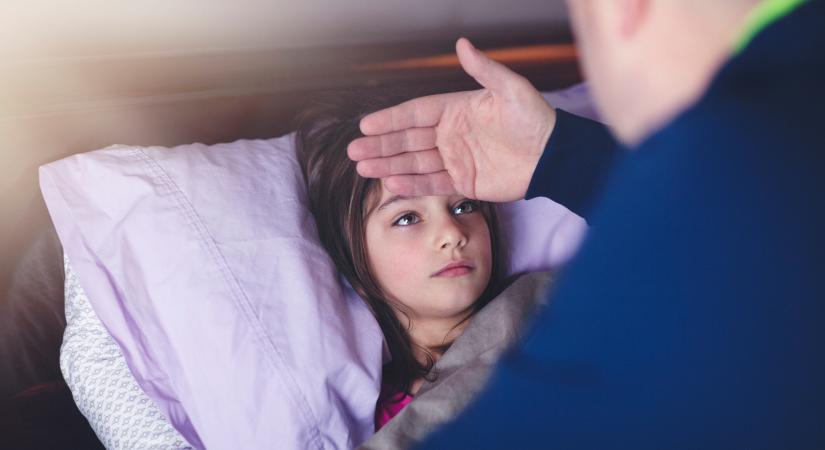 5 lázcsillapító tévhit, amely sok szülőt megtéveszt – Érdemes-e három paplan alatt izzadni?