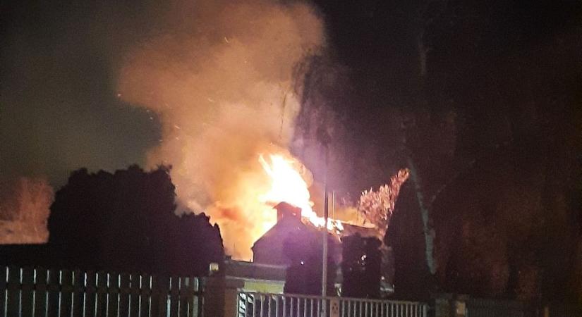 Hatalmas lángokkal égett egy raktárépület Makó belvárosában (galéria)