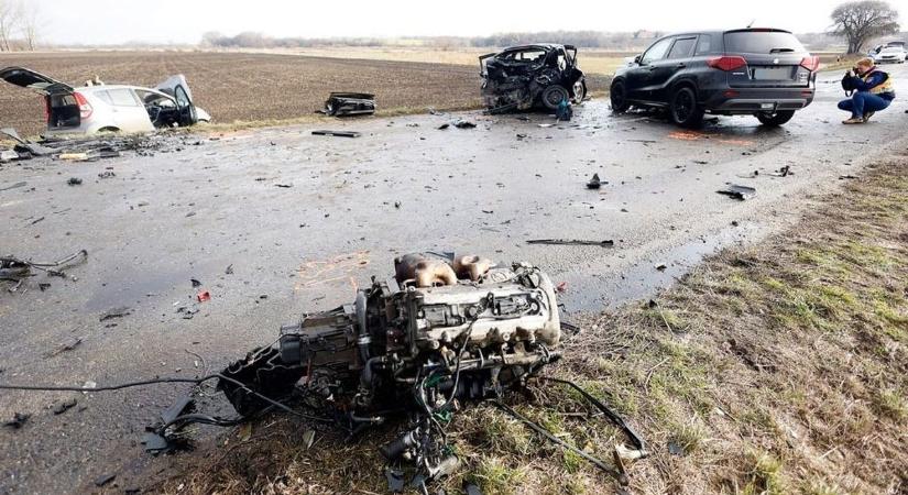 Egy ember meghalt, ketten súlyosan megsérültek egy gyorshajtó miatt