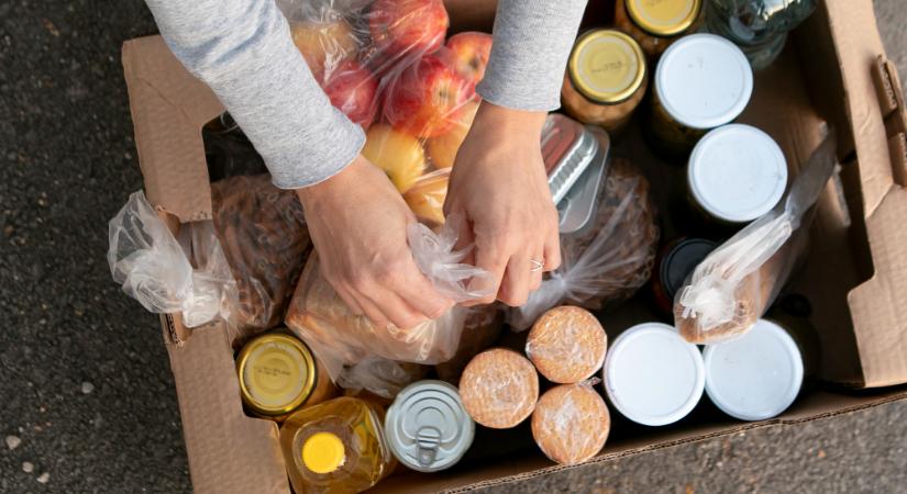 Újra indul az „Egy csomag szeretet”: karácsonyi adománygyűjtést szervez a Vöröskereszt és az Auchan
