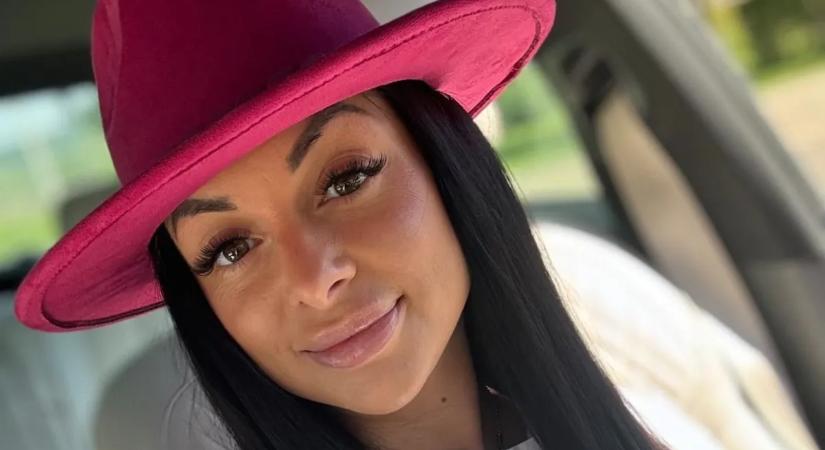 Igen, végre! Turi Xenia levetkőzött: rózsaszín, tangás popsival kényezteti az országot – Fotó