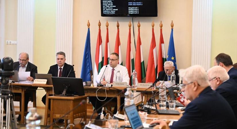 Szolnoki közgyűlés: építményadó-emelés, polgármesteri fizetés, tiszaligeti fejlesztés – galériával