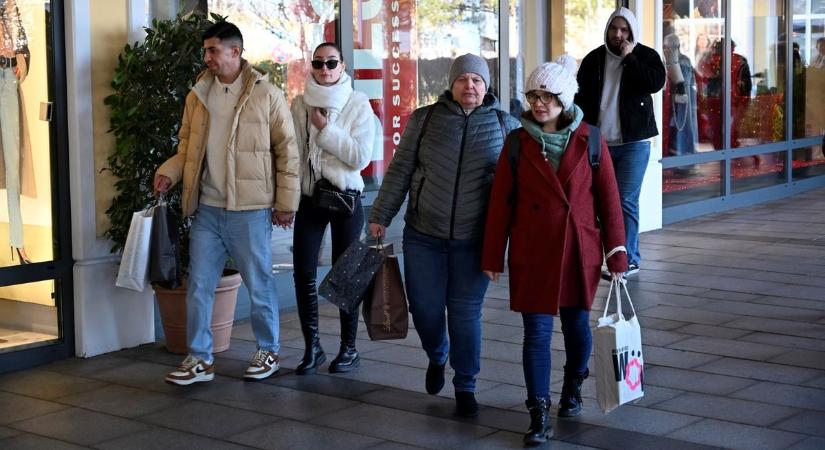 Black Friday: a parndorfi outletben kitehették a megtelt táblát - fotók