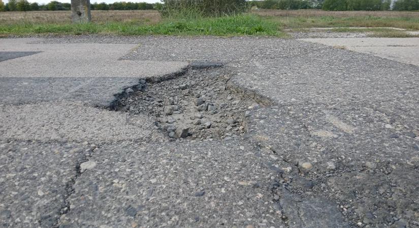 Mutatjuk, mit kell tenni ha kátyúba hajt és defektet kap!