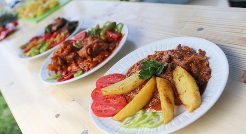 Komoly balhéba torkollt a vasi csülökfesztivál: csak úgy repültek a sörpadok