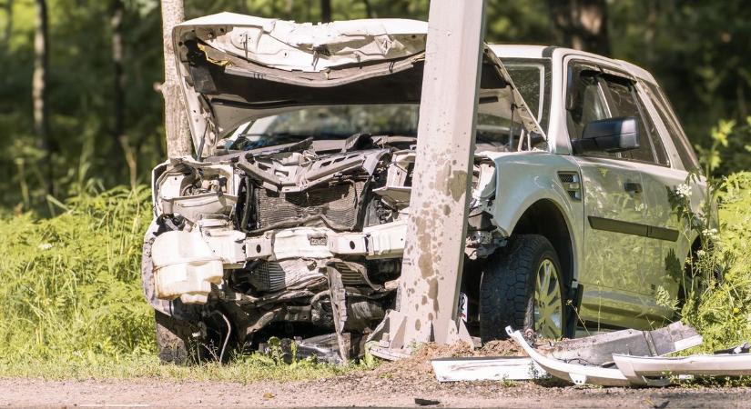 Betonoszlopnak rohant egy autó Kaposváron – teljes útzár a reggeli csúcsban