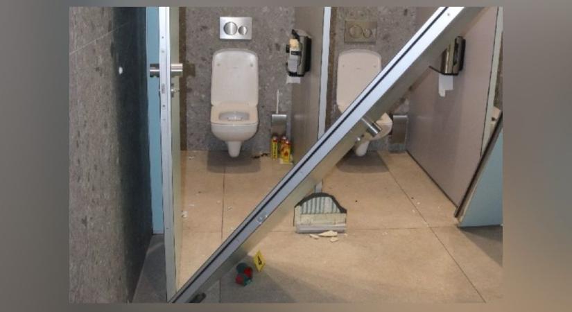 Töltőgázt akart szívni, de rárobbant a WC