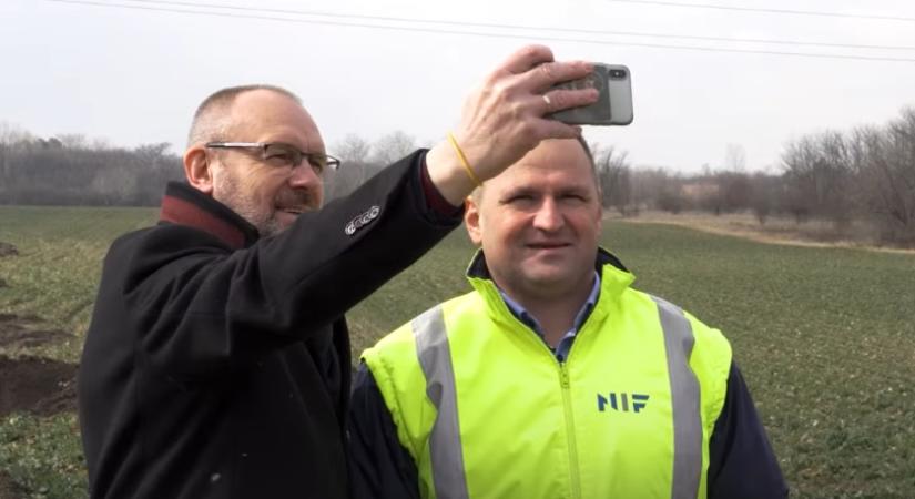 Zsigó Róbert négy éve már markolókkal kampányolt annál a nem létező útépítésnél, aminek most megint bejelentette a terveit