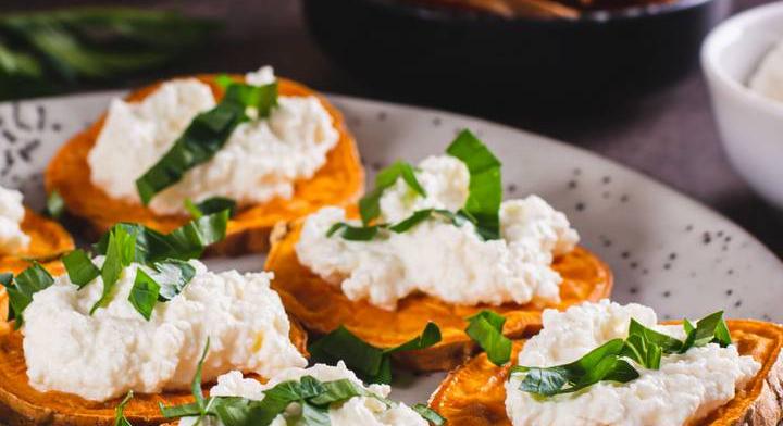 Fűszeres édeskrumplifalatok fetás krémmel: chips helyett is nassolhatod