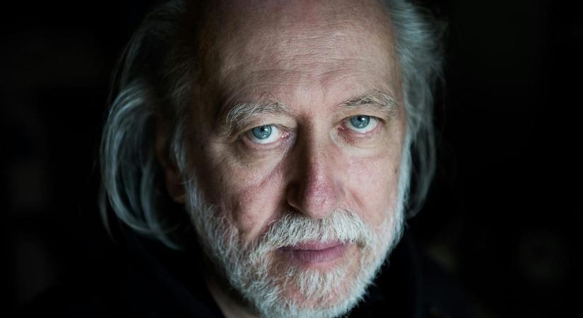 Platós teherautó járja be Budapestet, így ünneplik Krasznahorkait