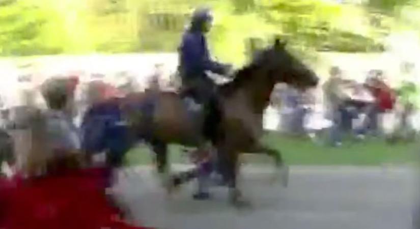 Így rontott 18 éve a lovasrendőr a Loki szurkolói közé Nyíregyházán – videóval