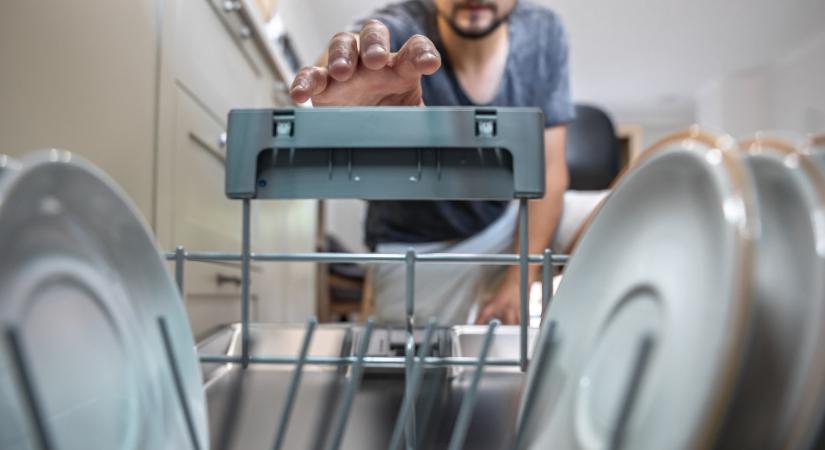 Ha így takarítja ki a mosogatógépet, mindig ragyogni fog