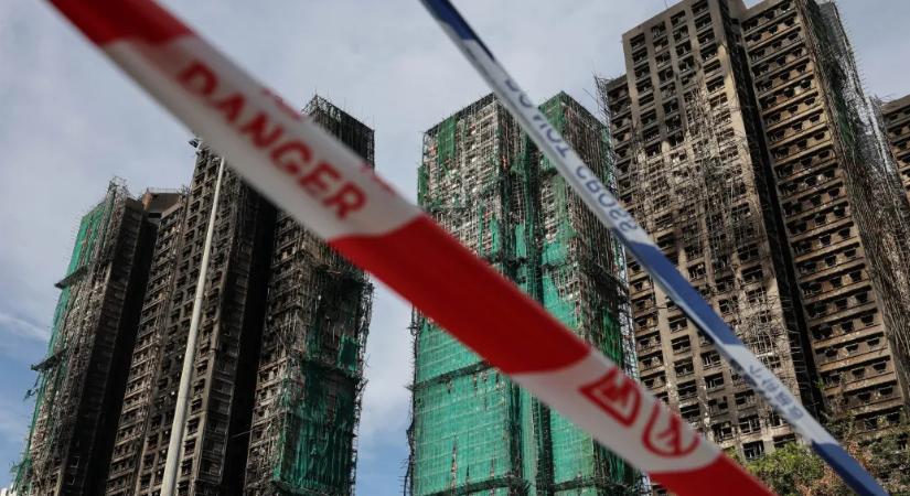 128-ra nőtt a hongkongi tűzvész áldozatainak száma, péntek reggelre oltották el a lángokat