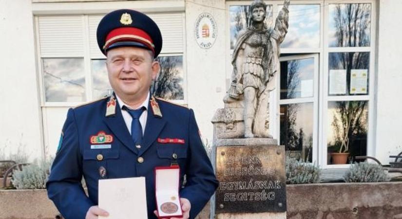 A tűzoltók példaképe: rendkívüli díjat kapott a siklósi szolgálatparancsnok