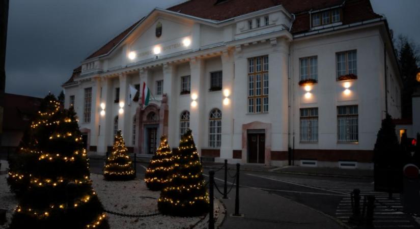 Ünnepi fényárba borul a Debreceni Egyetem Klinikai Központja