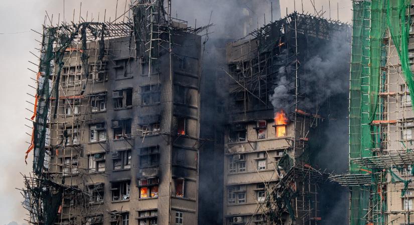 Már 100 fölött a halottak száma a tömbháztűzben, a harmadik napra oltották el a lángokat Hongkongban
