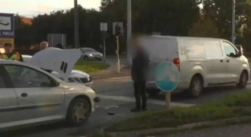 Ez nagyon durva: hatan utaztak a karambolozó kisbuszban