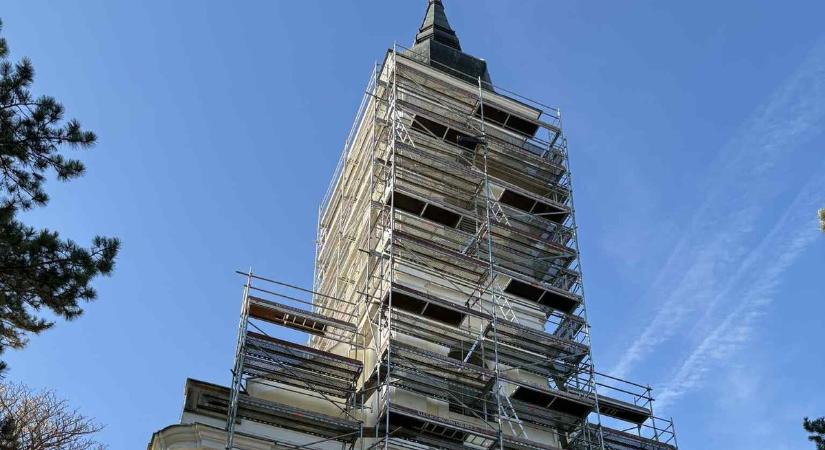 Az egész falu összefogásával újul meg a katolikus templom Tevelen