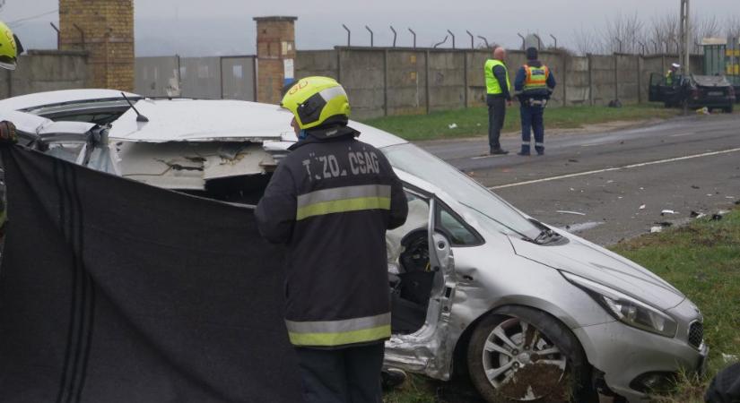 Súlyosan megsérült várandós élettársát is az összetört Mercedesben hagyta az aszódi tragédiát okozó ámokfutó