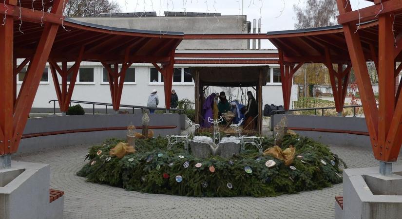 Adventi gyertyagyújtások a bácsalmási Backnang Emlékkútnál